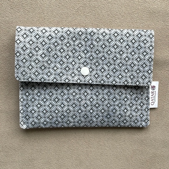 QATAR AIRWAYS pouch - empty amenity kit - Picture 1 of 6